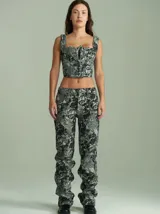 Pantalón tiro medio-alto de algodón con apariencia tipo jean, diseño de corte recto y estampado abstracto en tonos oscuros y grises, con bolsillos delanteros y traseros.