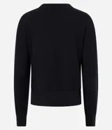 Suéter negro de punto leve, corte boxy, cuello redondo y mangas largas con puños y bajo acanalados.