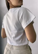 Remera corta negra con mangas cortas con dobladillo y estampado de palmera con luces y cabaña en la playa.