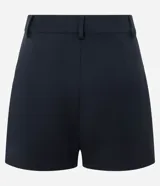 Short sastrero de color negro, con cintura fija, presillas para cinturón, cierre frontal tradicional y bolsillos laterales.
