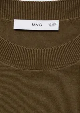 Jersey de punto fino con cuello redondo y manga larga, de diseño recto y corte estándar.