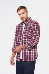 Camisa leñadora de viyela con diseño a cuadros en tonos bordó, azul y blanco. Presenta manga larga, cuello abotonado y un bolsillo aplicado en el pecho.