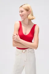 Body negro sin mangas de poliéster, al cuerpo y cuello redondo.