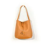 Cartera tipo bucket color marrón claro, con textura granulada y asa de hombro.