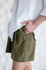 Camisa blanca de algodón con estampado de un galgo y la palabra "ocio" en el frente. Manga larga con puños y botones.