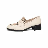 Mocasines de cuero color beige con taco cuadrado negro y detalle de estampado animal print de serpiente en la parte superior y la lengüeta.