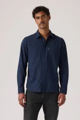 Camisa azul marino de manga larga de Levi's, con cuello camisero, cierre frontal de botones y un bolsillo en el pecho con etiqueta roja distintiva de la marca.