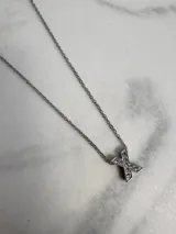 Collar de acero quirúrgico plateado con dije de letra F incrustado de strass.
