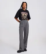 Pantalón wide leg de sastrería color gris con estampado de raya de tiza, tiro alto con cintura fija, pliegues delanteros y cierre frontal con botón y cremallera.