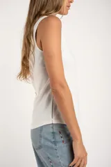 Musculosa blanca de algodón peinado, con escote redondo y corte al cuerpo.