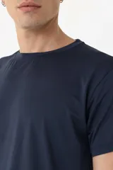 Remera deportiva azul marino de corte clásico, confeccionada en tejido de poliamida y elastano con tecnología drifit y protección UV50+.