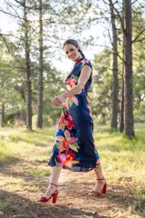 Vestido midi de corte recto y estilo japonés, color azul marino con gran estampado floral multicolor, cuello elevado con drapeado y mangas cortas integradas.