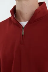 Remera de manga larga con medio cierre frontal, confeccionada en tejido de punto acanalado con puños elásticos a tono.