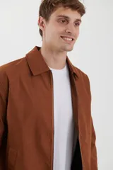 Campera de napa ecológica color marrón, con cierre frontal metálico, bolsillos laterales y cuello camisero.