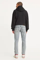 Jean Levi's 511 Slim de hombre, color azul claro con efecto desgastado, tiro medio y corte ajustado.