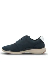Championes urbanos Hush Puppies modelo Goss, color azul marino, confeccionados en cuero con detalles metalizados en el talón. Presentan suela Zero G color beige y cierre mediante cordones al tono.