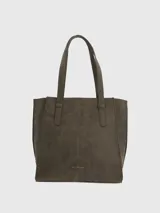 Cartera tipo tote de la marca Hush Puppies, confeccionada en material sintético con acabado mate. Presenta un diseño estructurado con doble asa de hombro y cierre superior.