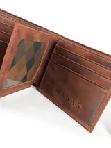 Billetera masculina confeccionada en cuero, con diseño bicolor en tonos marrón claro y oscuro. Presenta un detalle grabado de un búho en la parte frontal.