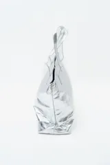 Bolso tipo tote bag color dorado con efecto arrugado y dos asas superiores.