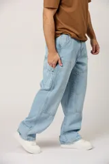 Jean baggy para hombre, color celeste claro, de corte holgado estilo cargo con bolsillos laterales y refuerzos en las rodillas.