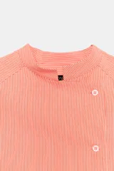 Camisa ZARA Woman Collection confeccionada en hilatura con viscosa, con diseño de rayas finas y color salmón. Presenta cuello perkins, mangas por debajo del codo, bajo asimétrico y cierre frontal cruzado con botones.