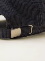 Gorra de béisbol color ocre, confeccionada en pana con visera curva y botón superior.