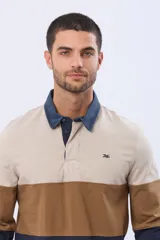 Remera polo de algodón de manga larga con diseño en bloques de color azul marino, bordó y verde oscuro. Tiene cuello y solapa de botones en azul marino.