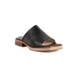 Zueco artesanal de cuero color negro, con punta cuadrada, taco bajo de madera y plataforma frontal sutil.