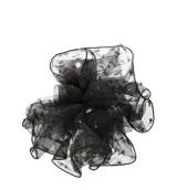 Gomita de pelo tipo scrunchie confeccionada en tul negro con detalles de hilos brillantes y bordes definidos.