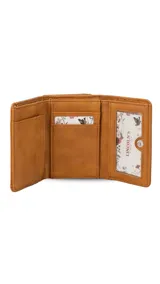 Billetera corta de símil cuero color beige, con cierre a presión y placa metálica decorativa. Cuenta con múltiples compartimentos internos para tarjetas, visor y billetes, además de un compartimento posterior con cierre.