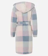 Bata de baño de sherpa con diseño reversible, manga larga, capucha y lazo ajustable en la cintura. Presenta un estampado de cuadros en tonos pastel.