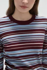 Remera de manga larga confeccionada en viscosa, con diseño de rayas horizontales en tonos rosados, blancos y marrones. Presenta un corte ajustado al cuerpo y cuello redondo a la base.
