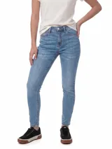 Jeans de corte ajustado en denim color azul medio, con diseño clásico de cinco bolsillos, cierre de cremallera y costuras reforzadas.
