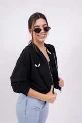 Campera corta color crema con cierre frontal, cuello mao y logo bordado en el pecho.