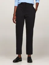 Pantalón chino negro de corte slim, confeccionado en algodón elástico.