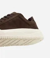 Championes de estilo casual con capellada de gamuza sintética en color marrón oscuro y suela de plataforma en tono crema con diseño estriado.