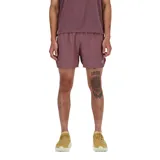 Short de running color borgoña, con logo reflectivo de New Balance en la pierna izquierda.