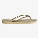 Ojotas Havaianas modelo Slim para mujer, con suela de goma y tiras finas con acabado metalizado dorado. Presentan una plantilla con textura de granos de arroz y suela antideslizante.