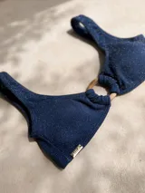 Top de bikini con acabado brillante color verde militar, escote redondo y argolla de madera decorativa en el centro.