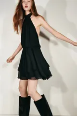 Vestido corto de gasa negro con escote halter alto, espalda abierta, cintura elástica fruncida y falda escalonada con vuelo.