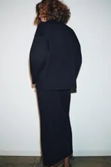 Falda midi de punto con tiro alto y cintura elástica, de corte ajustado y diseño minimalista.