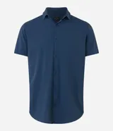 Camisa de manga corta azul marino, de corte recto con cuello camisero y cierre frontal de botones.