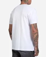 Remera blanca de manga corta y cuello redondo, con estampa frontal inspirada en un titular de periódico sobre OVNIs y surfistas.