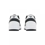 Championes urbanos EA7 Emporio Armani modelo Slasher, de diseño bicolor en blanco y negro. Presentan el logo de la marca estampado en el lateral y una suela de goma resistente.