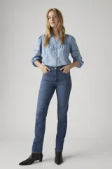 Jeans Levi's 724 Hi Rise Straight Way Back, de tiro alto y corte recto, color azul denim.