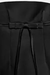 Vestido mini satinado negro con escote palabra de honor y detalle de lazo en el frente.