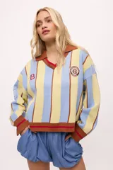 Short negro de tiro alto con cintura elastizada y bolsillos laterales.