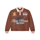 Camiseta de rugby de manga larga color marrón, con cuello polo en tono crema y cierre frontal de botones. Presenta múltiples estampados y bordados temáticos en el frente, incluyendo logotipos deportivos, motivos ecuestres y tipografía estilo universitario.