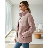 Campera de corderito color blanco, con cuello alto, cierre frontal completo y un bolsillo en el pecho con cierre.