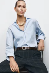 Cinturón de 3 cm de ancho confeccionado en piel 100%, con hebilla metálica cuadrada en tono dorado.